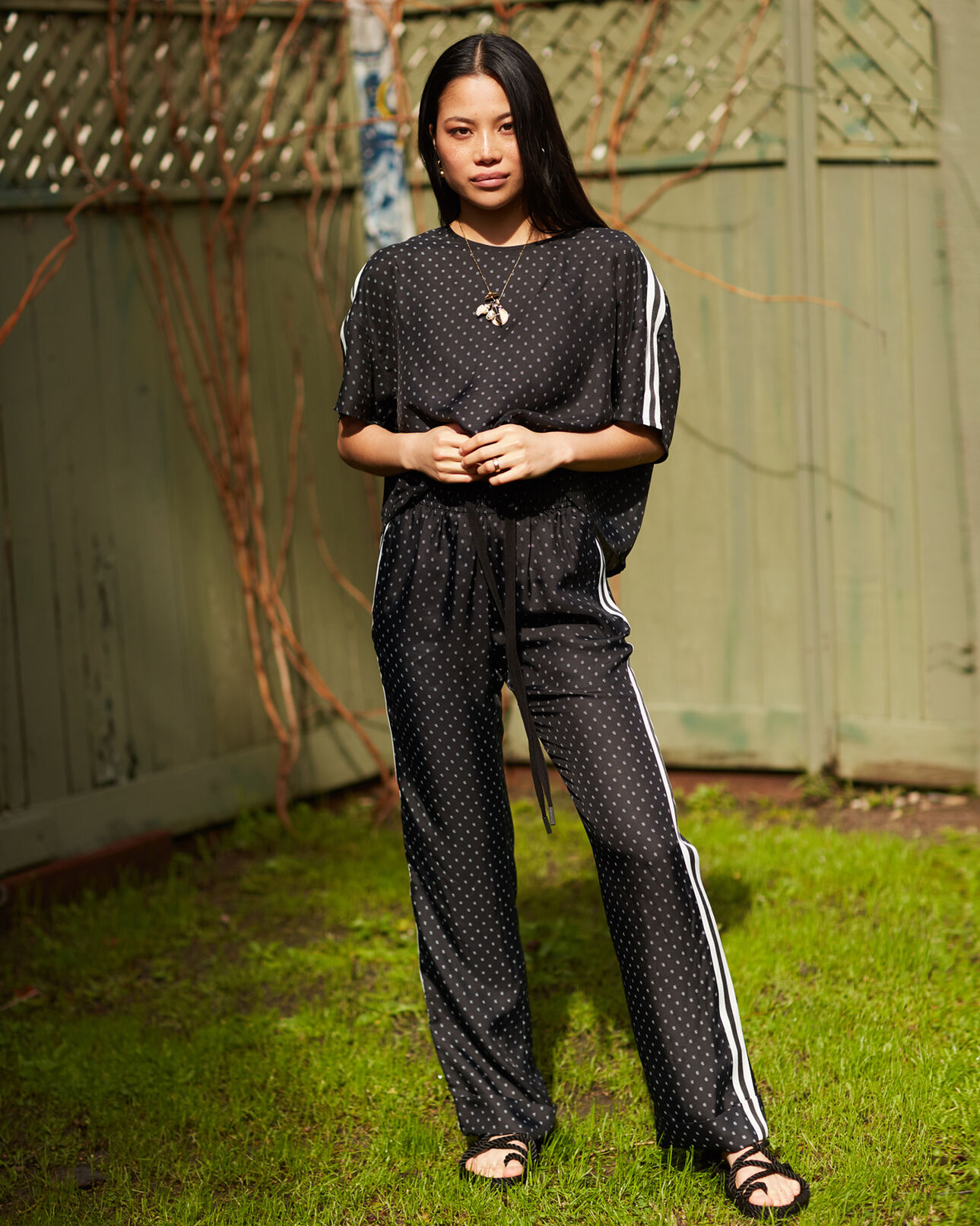 The Kooples MUJER BLACK-ECRU top negro de seda con estampado floral y banda en contraste
