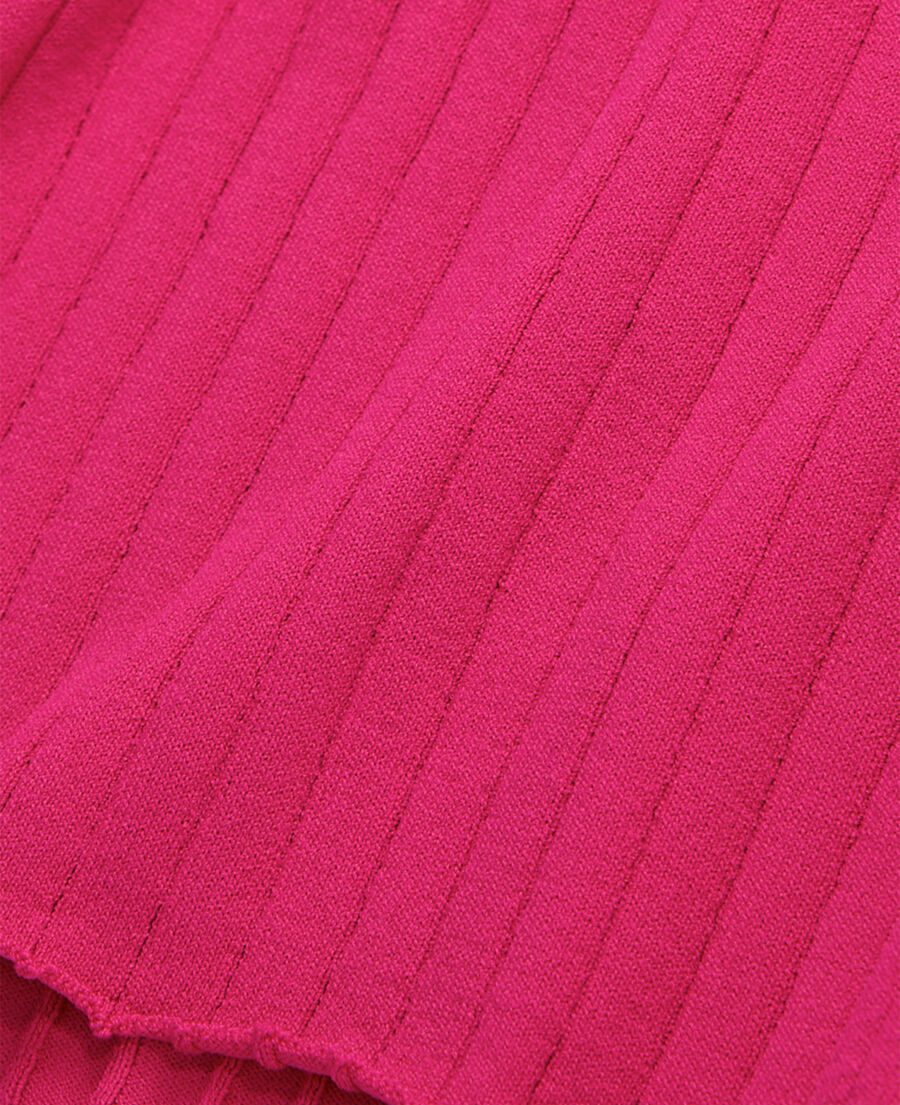 fuchsienroter pullover mit gerippten details