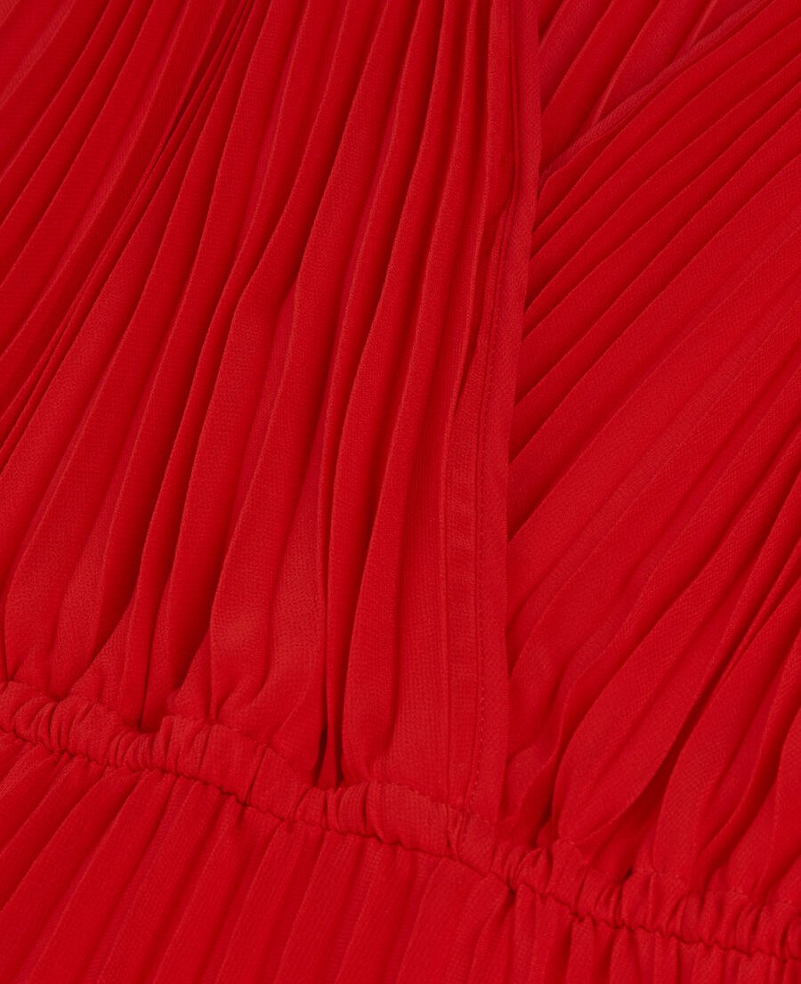 langes, rotes kleid mit plissierung