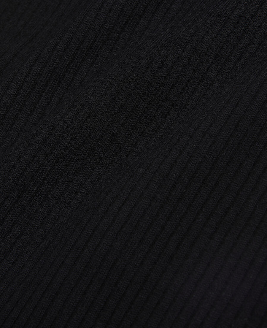 schwarzer pullover aus feinem rippstrick