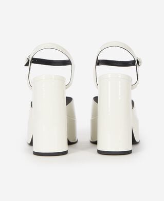 The Kooples DAMEN ECRU wei&szlig;e sandalen mit abs&auml;tzen aus lackleder