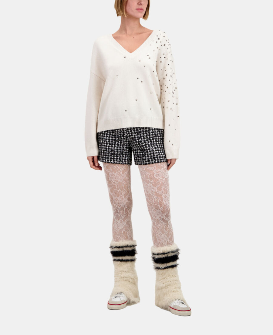 ecrufarbener pullover mit sternenmotiv