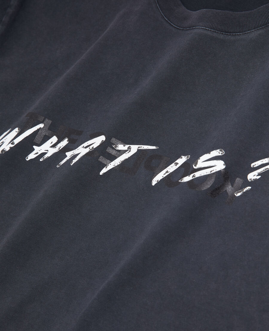 schwarzes t-shirt herren mit „what is“-schriftzug