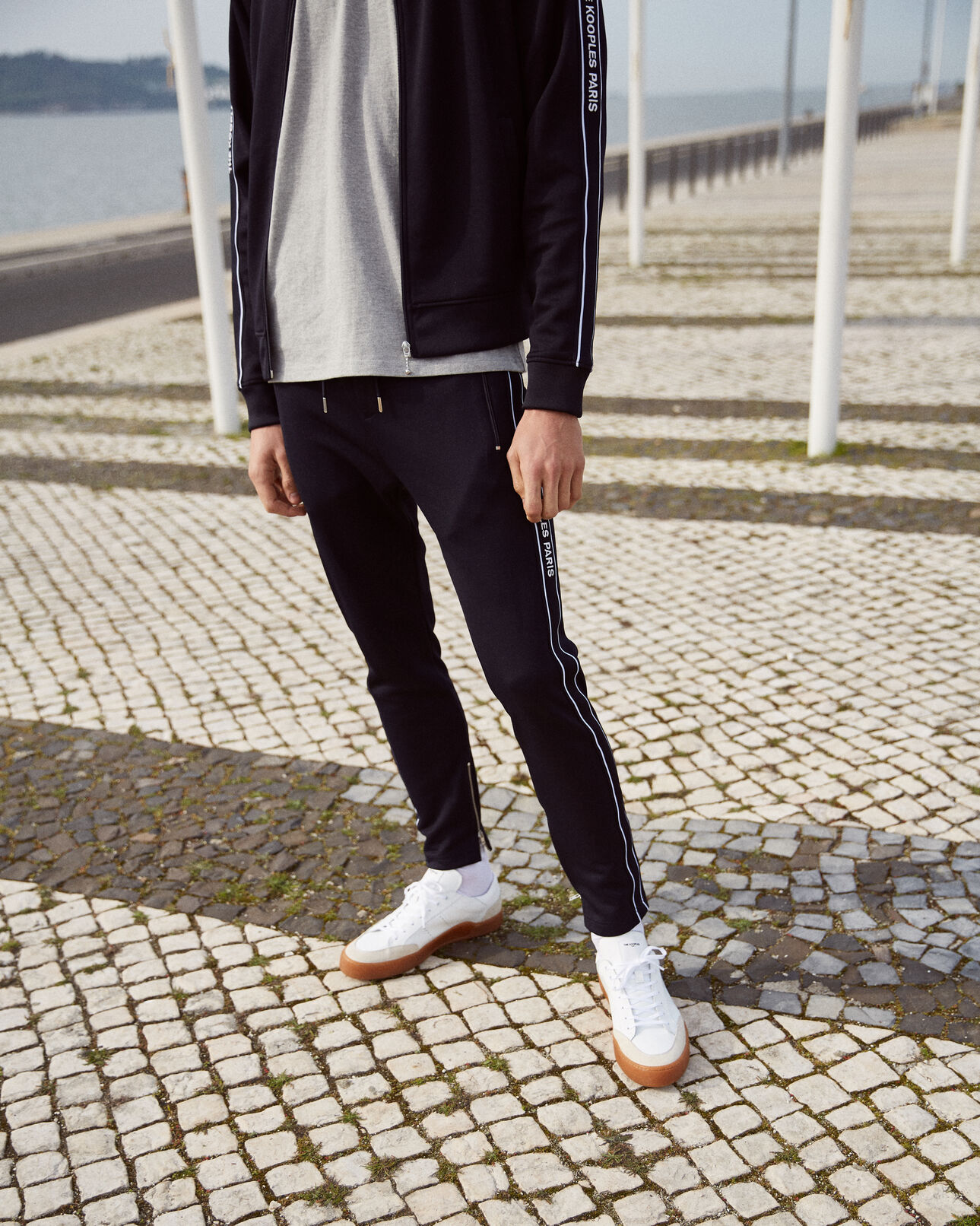 The Kooples HOMME NAVY bas de jogging skinny bleu marine avec bande rouge et logo et zip