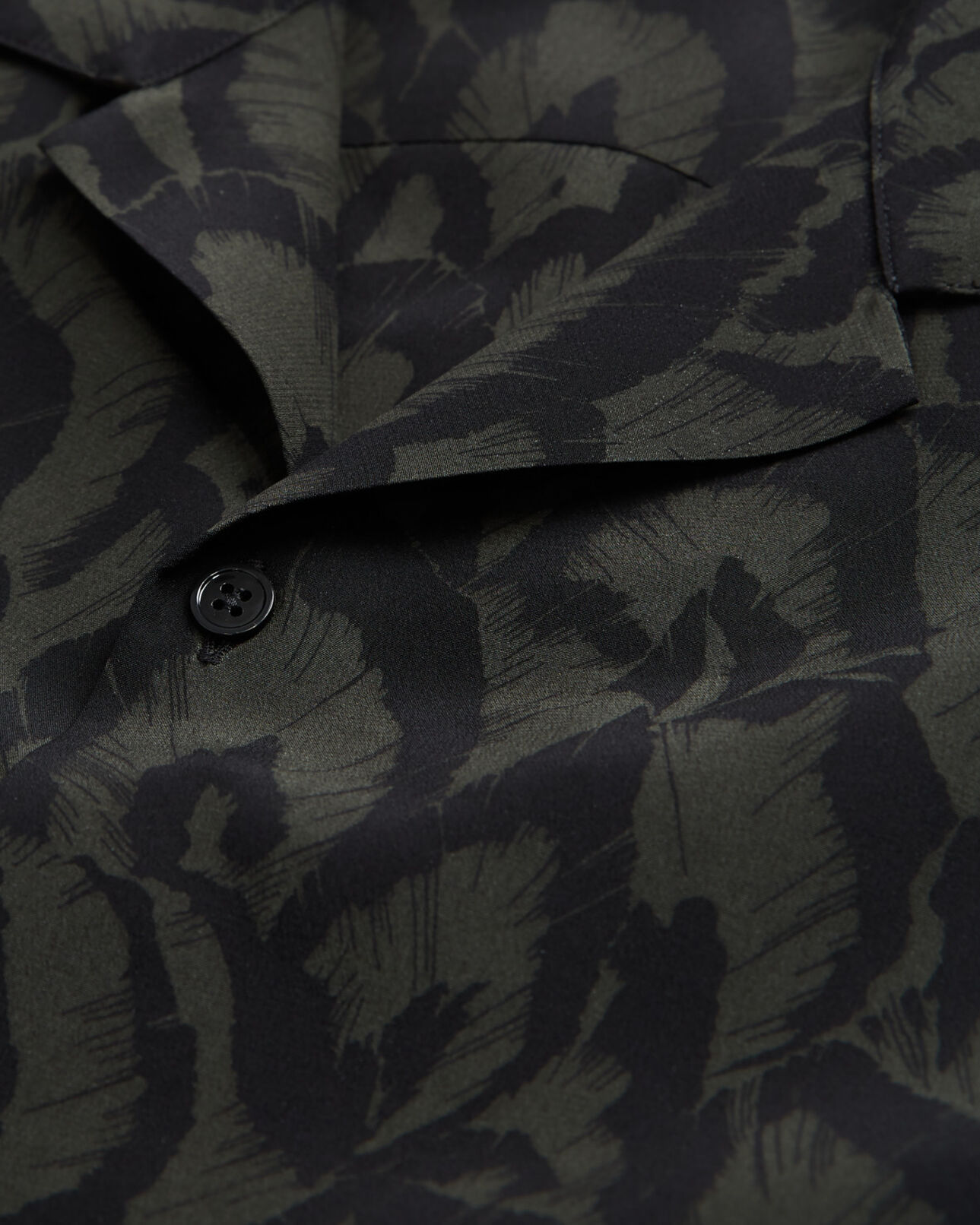 The Kooples HOMME KAKI BLACK chemise col hawaïen en soie imprimée