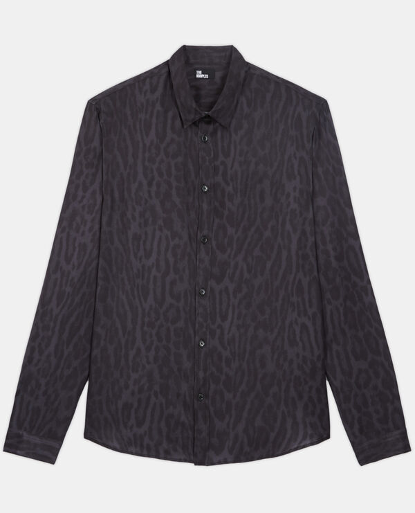 graues hemd mit leopardenmuster
