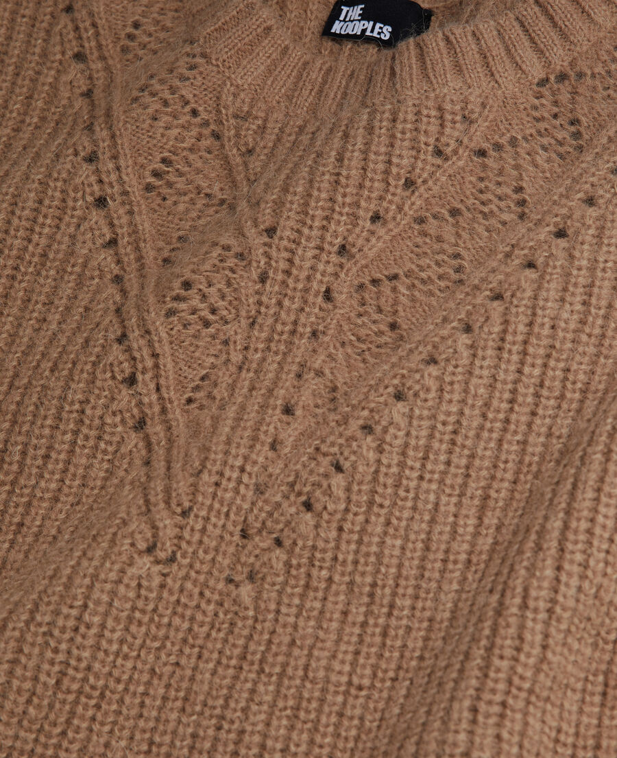 camelfarbener pullover aus einer wollmischung