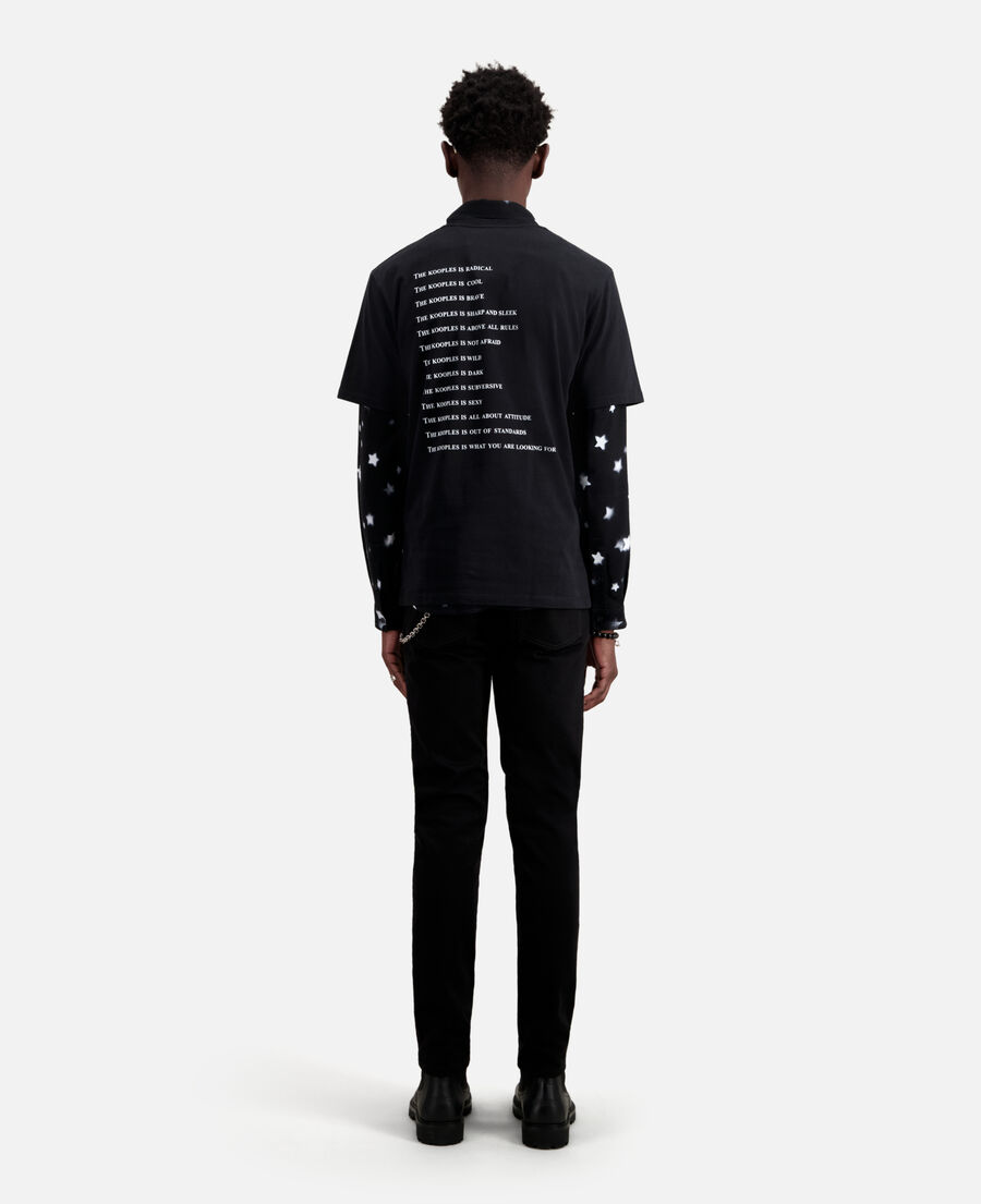 schwarzes t-shirt mit „what is“-strassbesatz