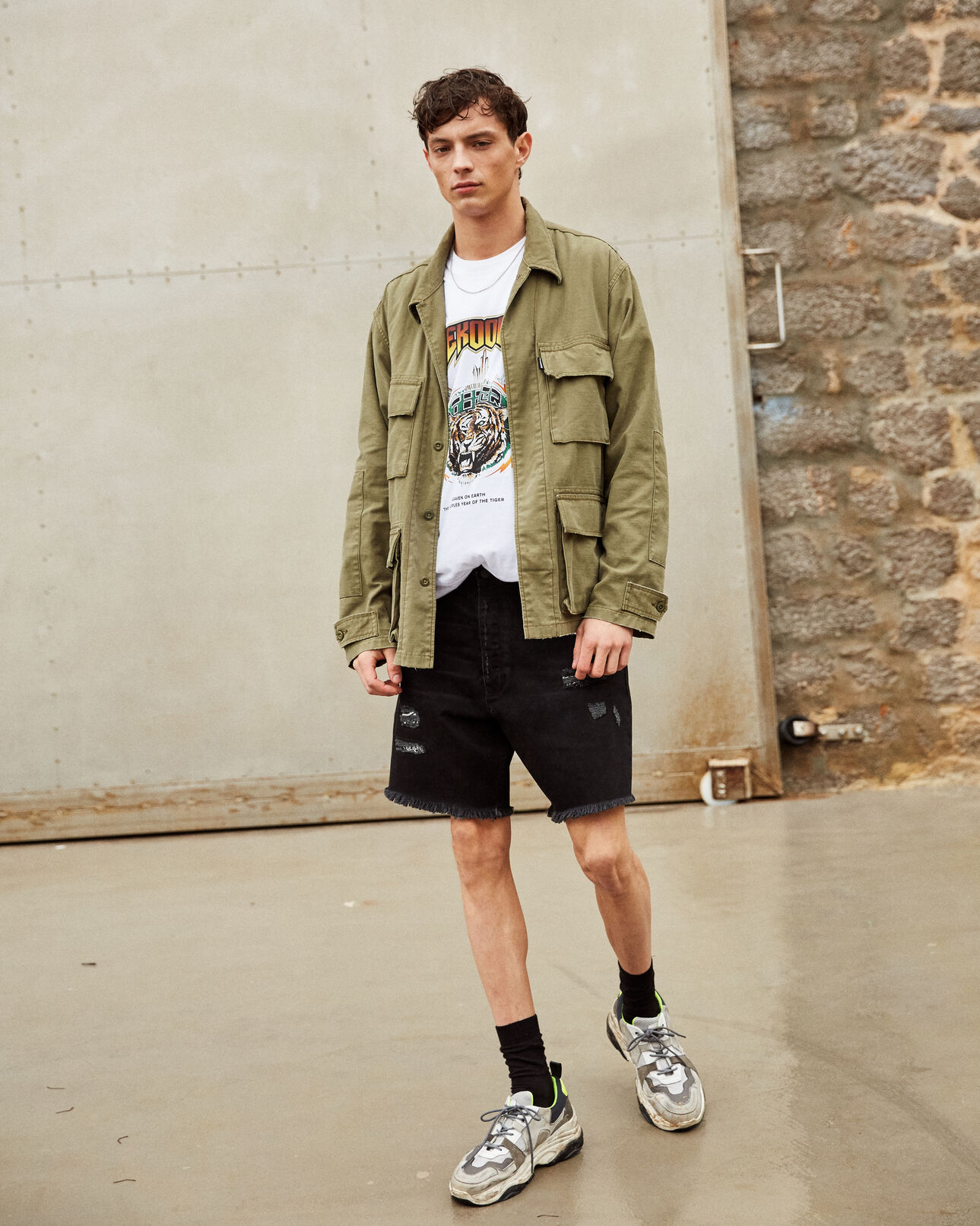 The Kooples HOMME BLACK WASHED short noir jean destroy détails bandana
