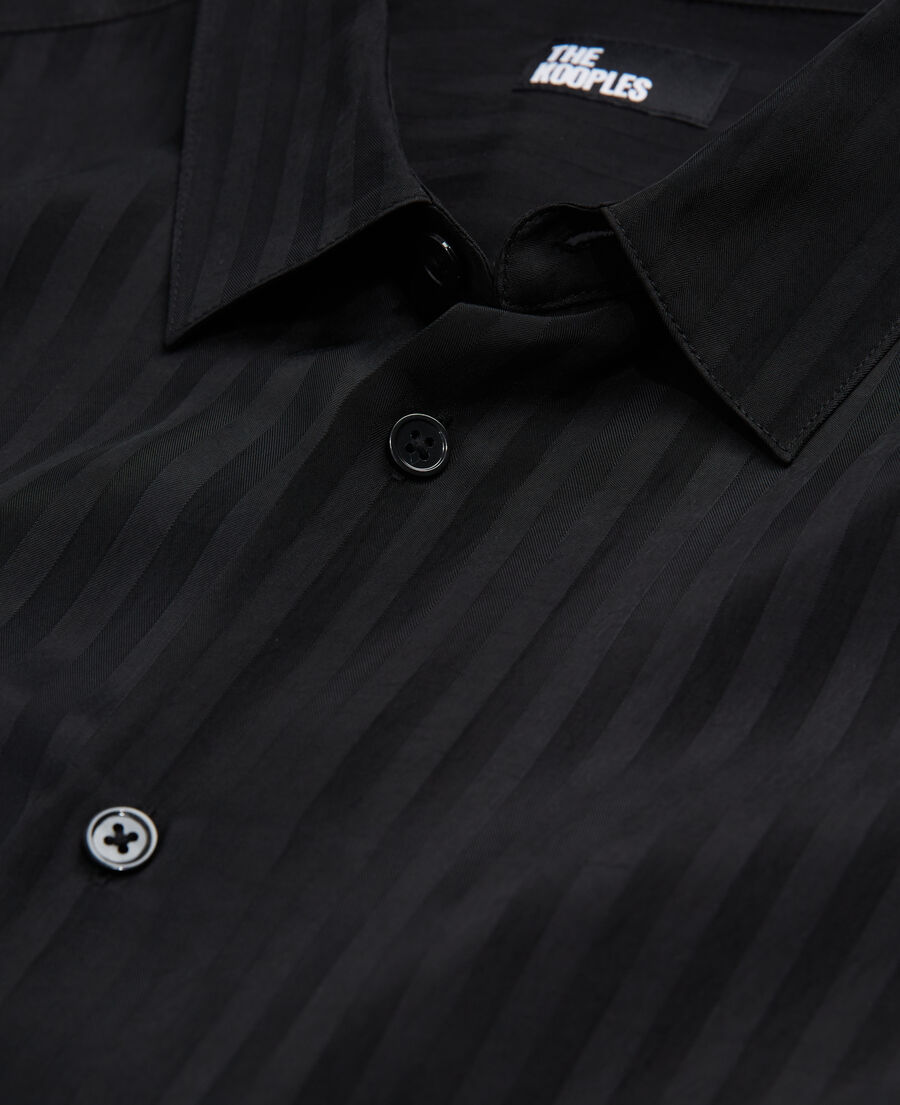 camisa rayas negra con cuello clásico