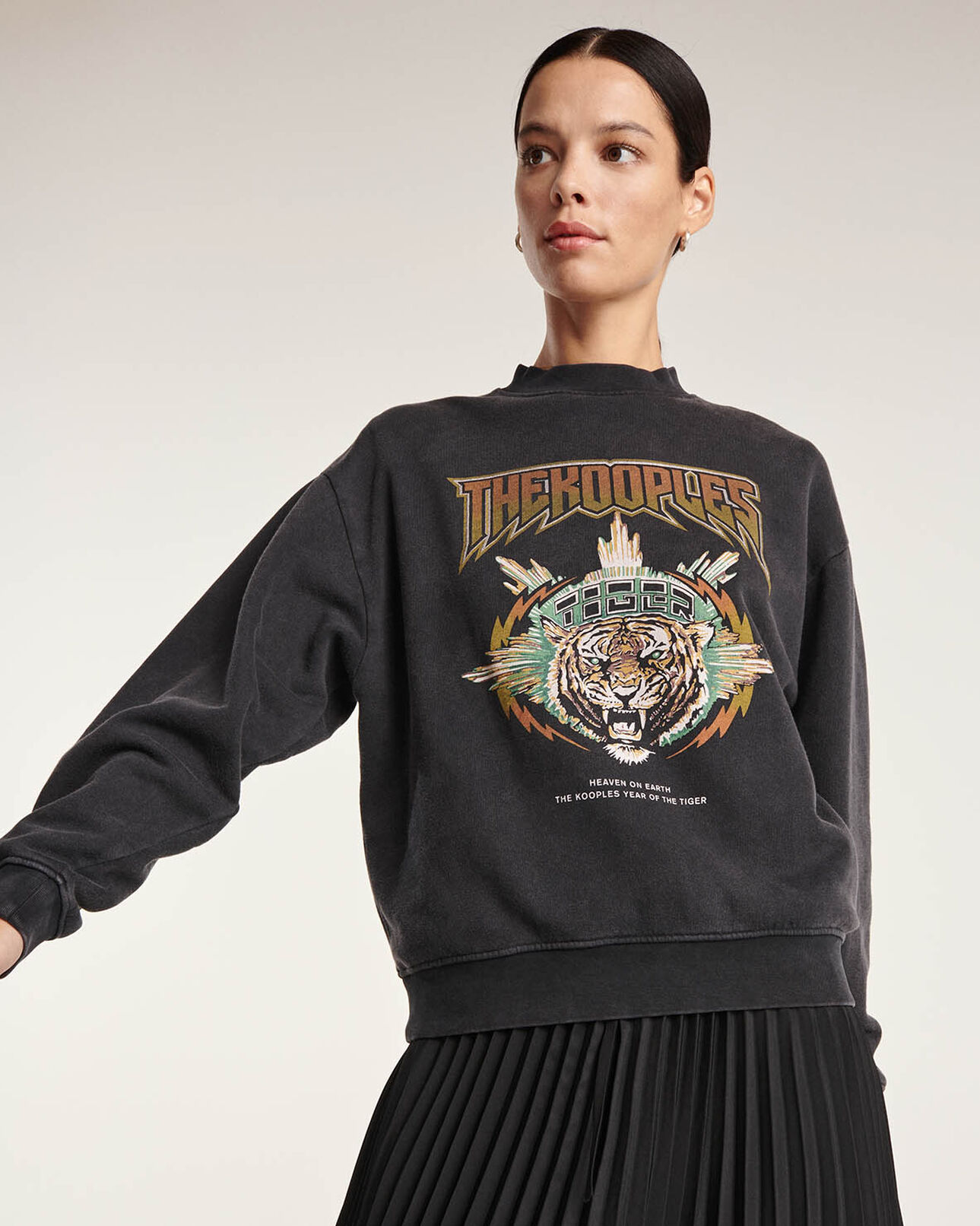 The Kooples FEMME BLACK WASHED sweat noir délavé à imprimé tigre