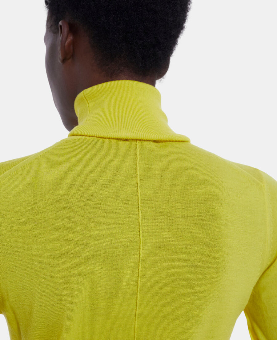 pull en laine jaune