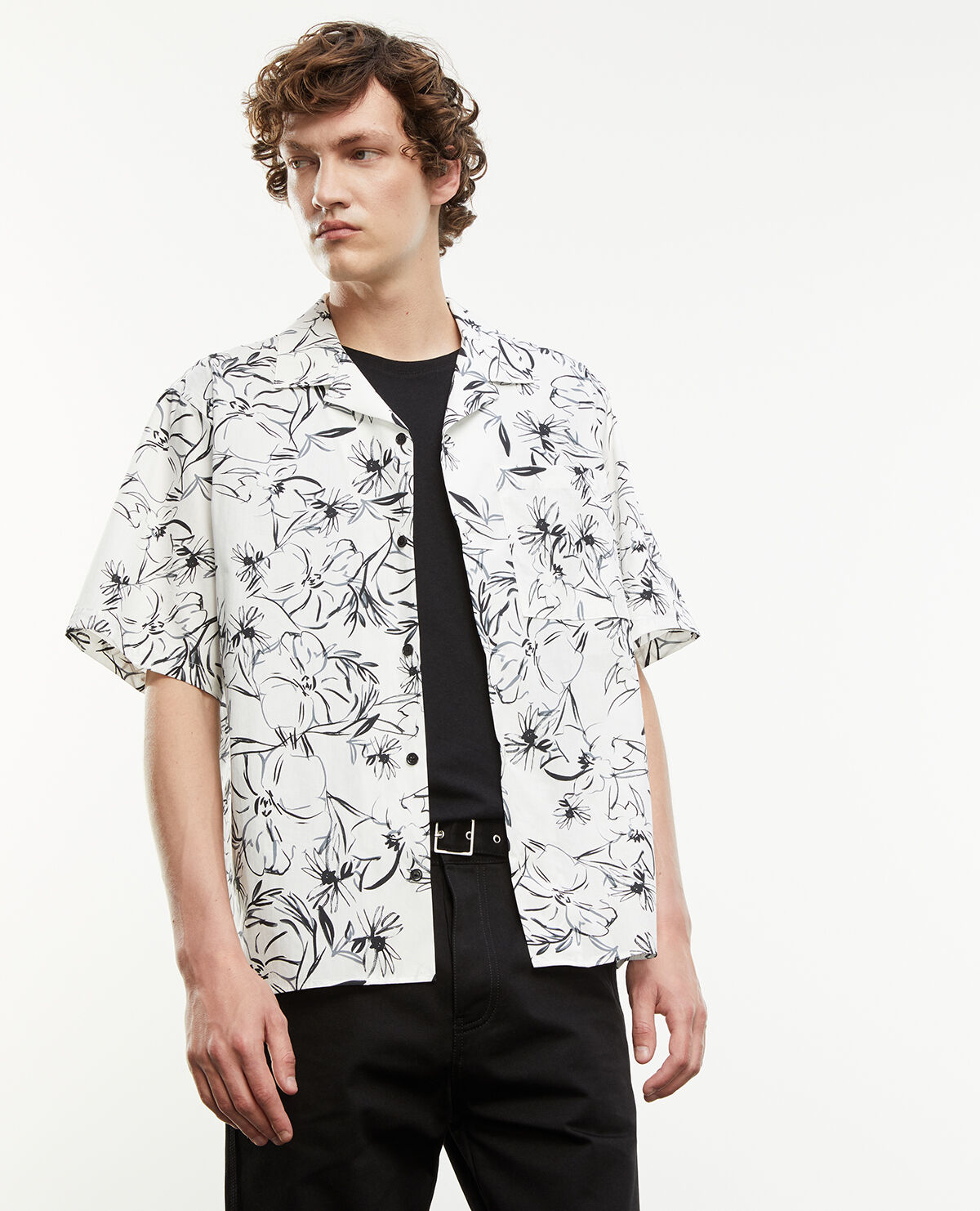 Camisa negra con deals flores blancas