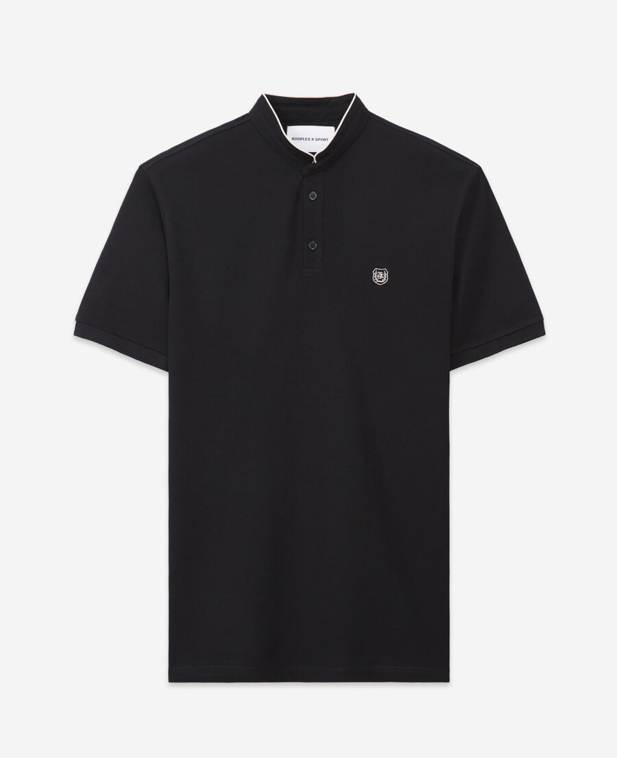 persona que practica jogging Tacón Mono Camisa polo negra con cuello Mao