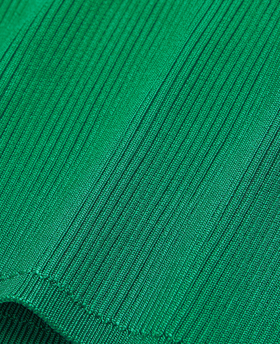 grüner, eng anliegender pullover
