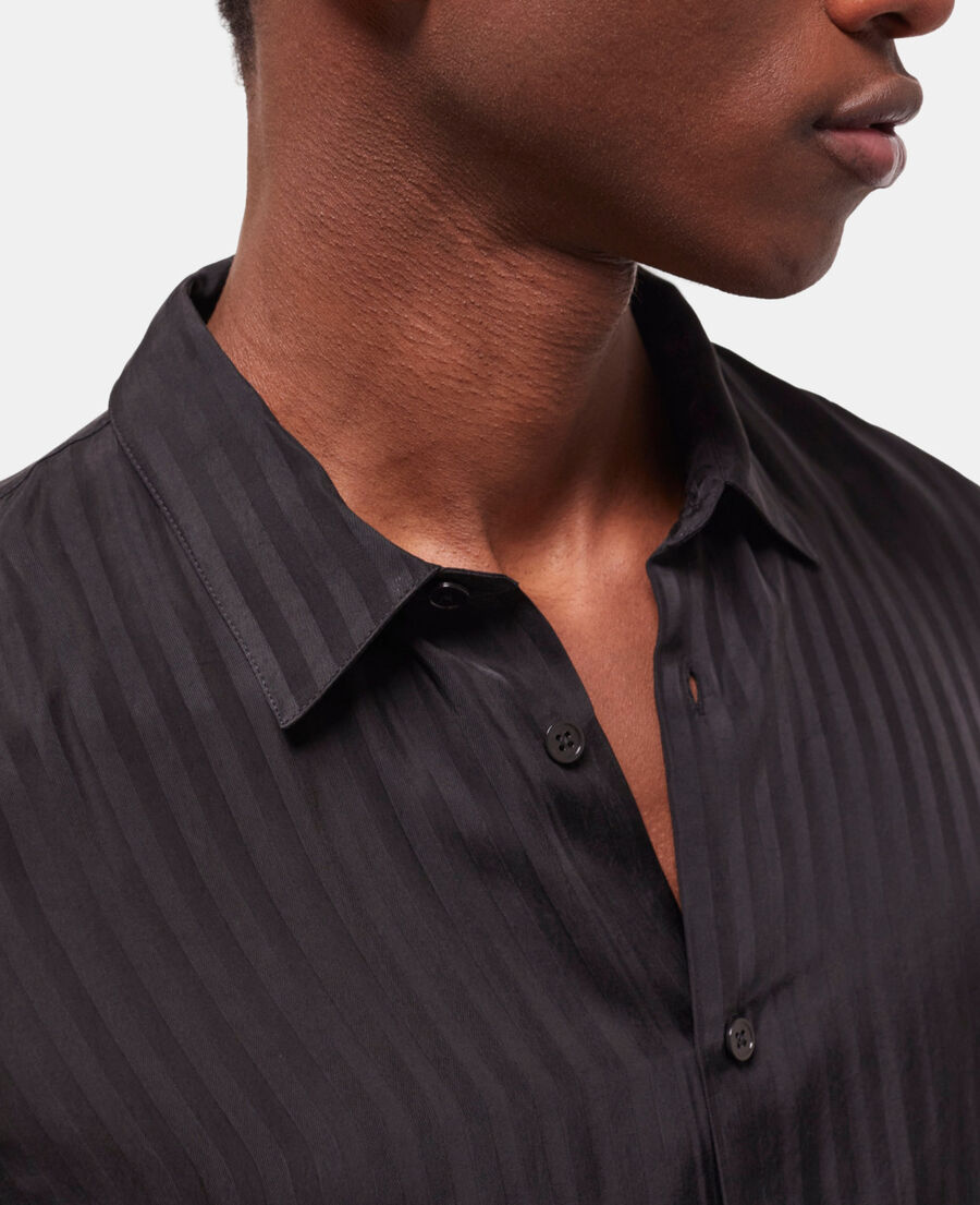 camisa rayas negra con cuello clásico