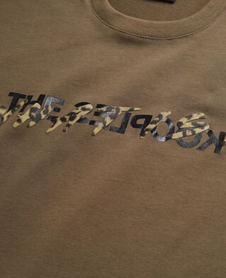 The Kooples DAMEN ALGUE khakifarbenes t-shirt damen mit leopardenmuster und "what is"-schriftzug