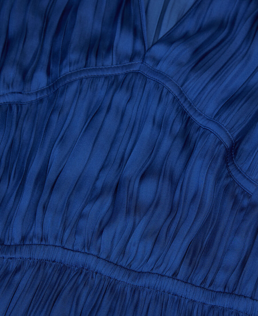 langes blaues kleid mit plissierung