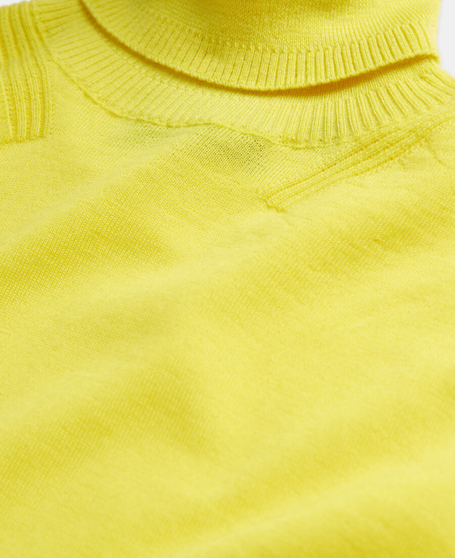 pull en laine jaune