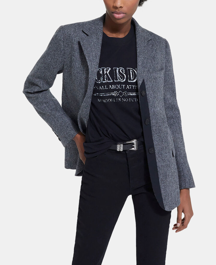graue wolljacke mit motiv