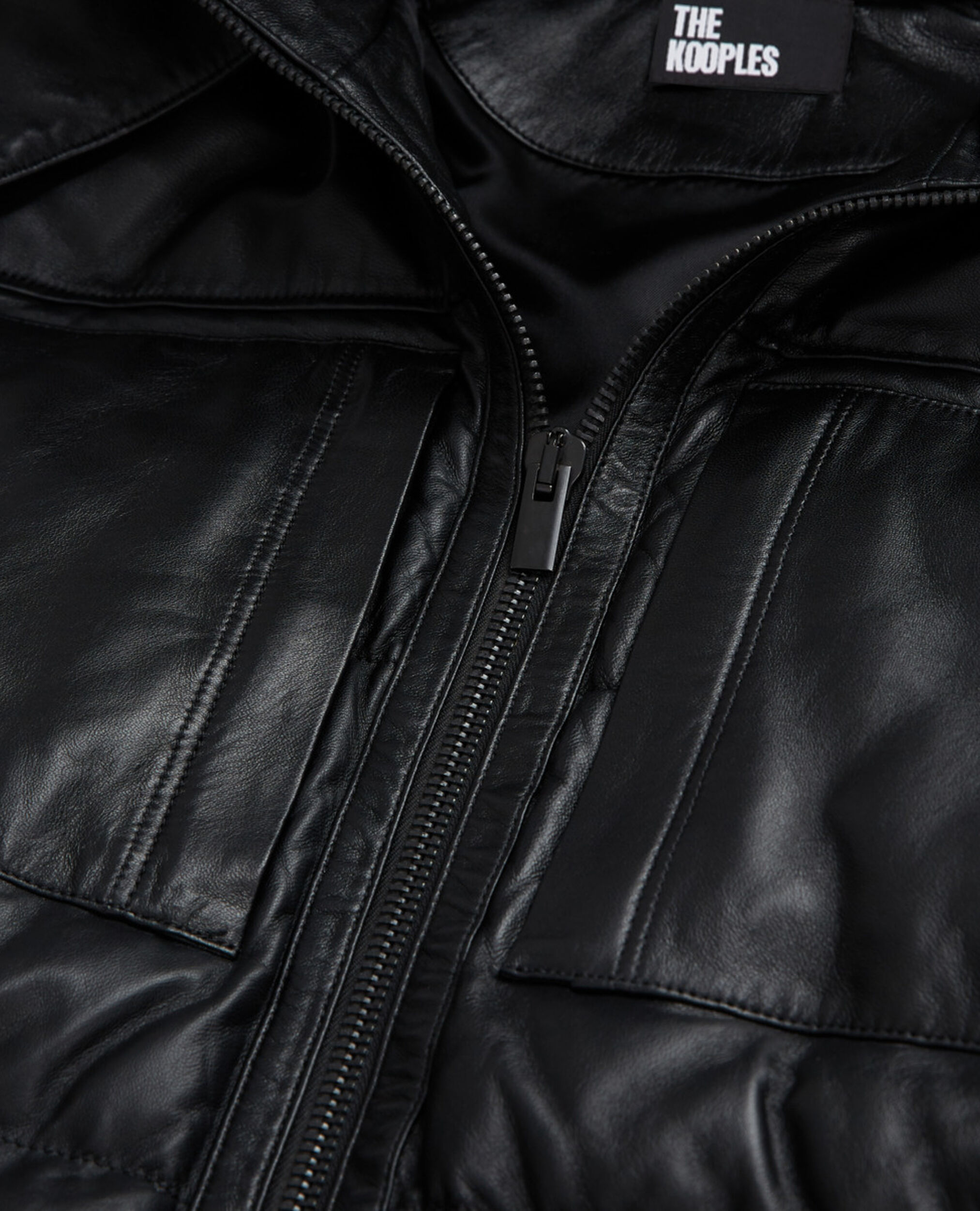 Kurze Daunenjacke aus schwarzem Leder mit Riemen, BLACK, hi-res image number null