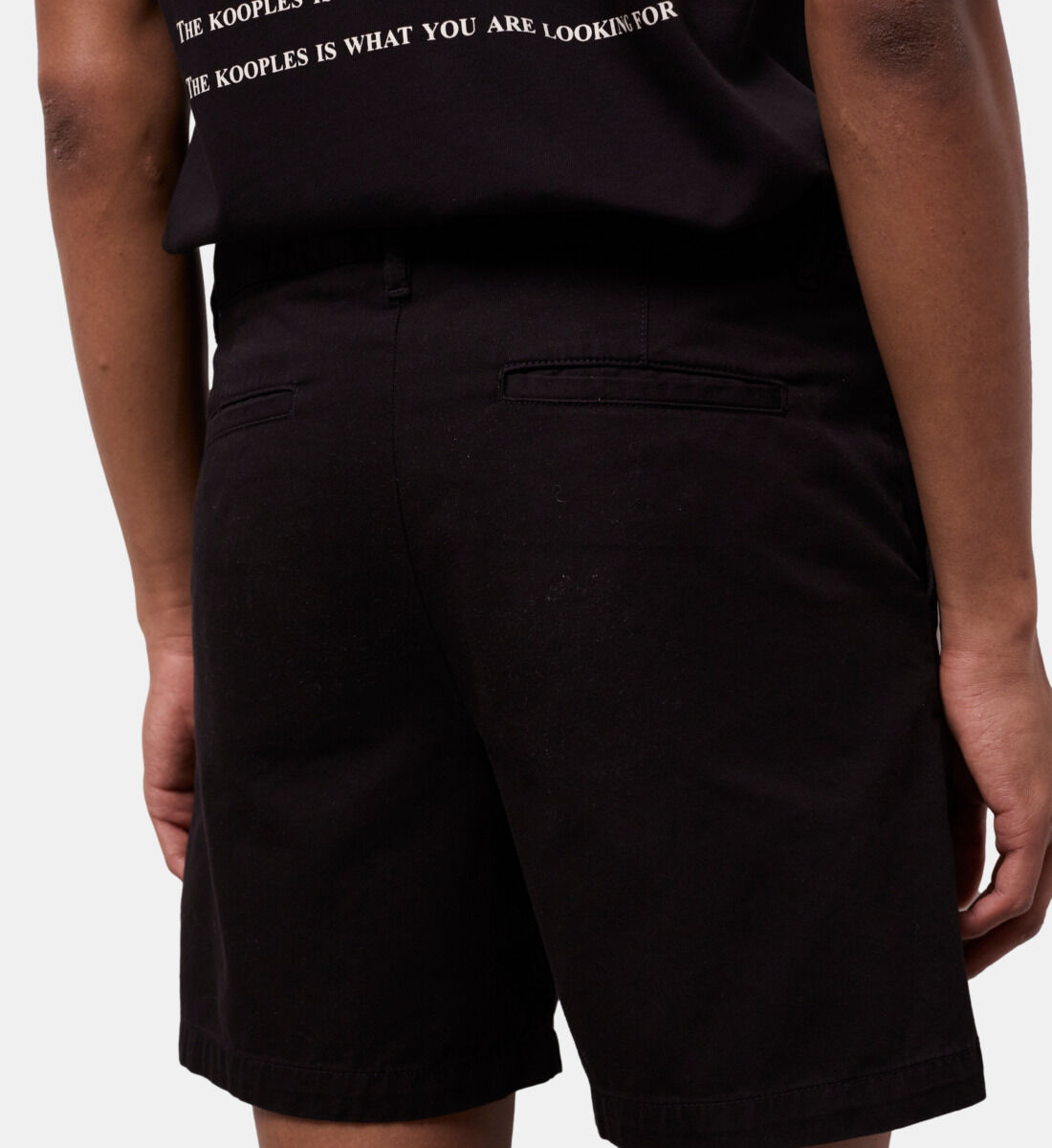 Short court noir en coton