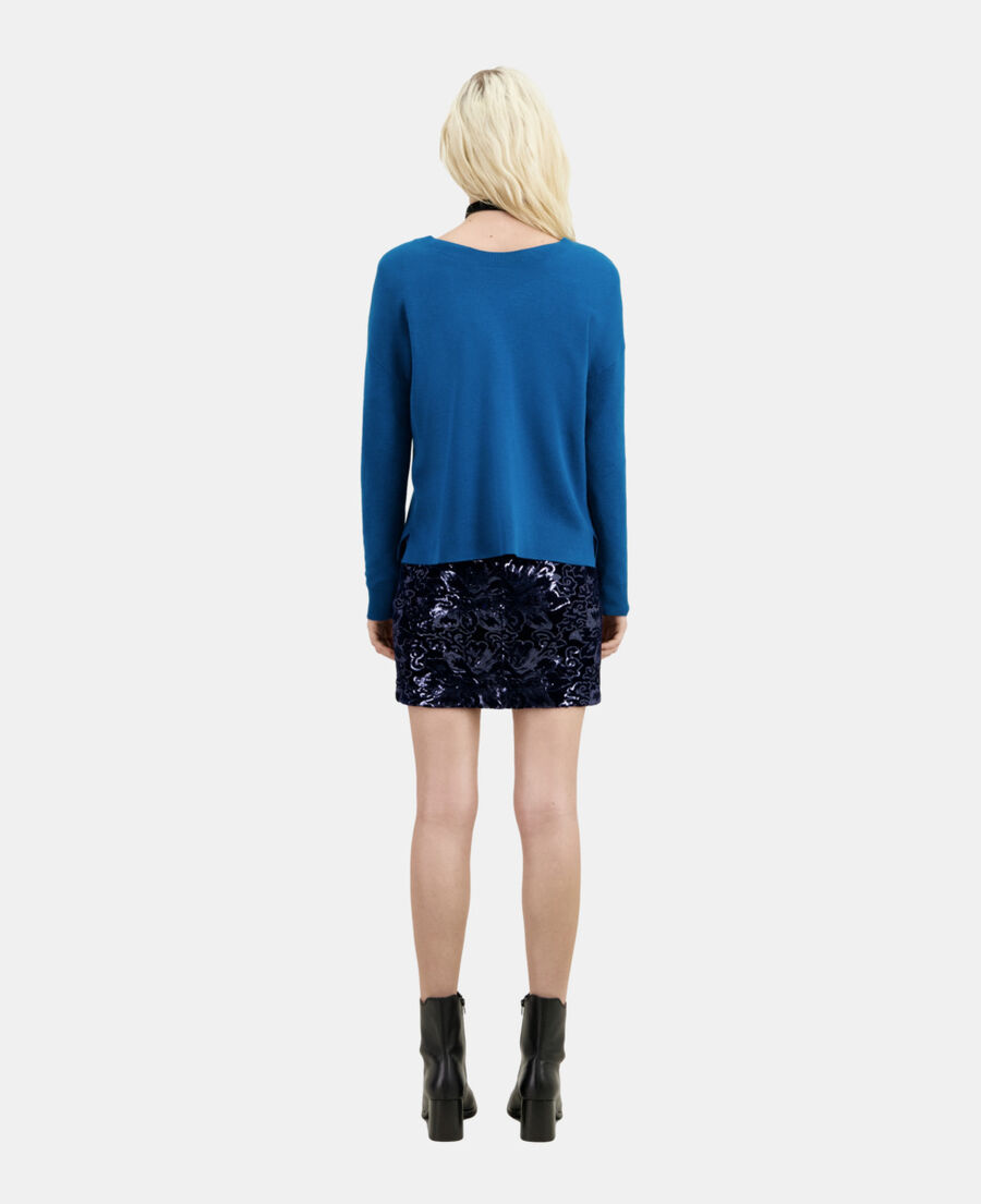 pull bleu avec boutonnage dans le dos