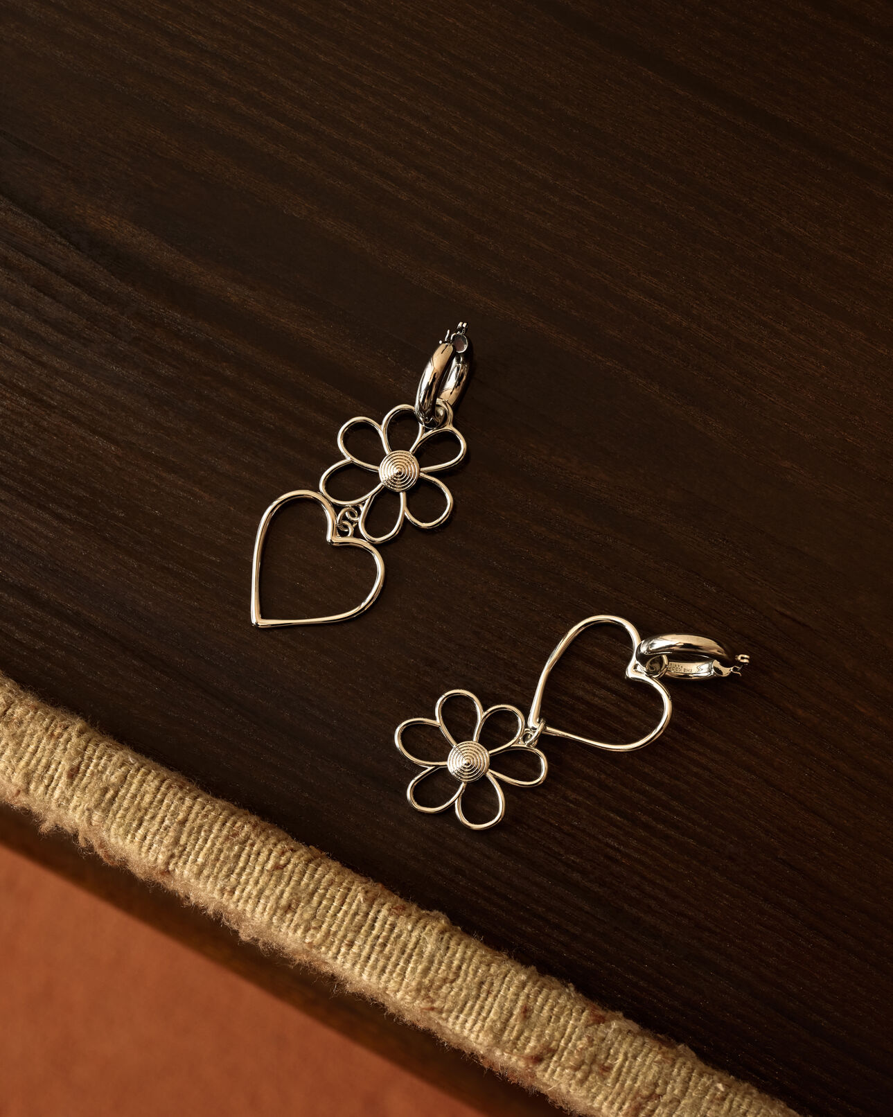 The Kooples DAMEN SILVER silberne herz- und blumenohrringe