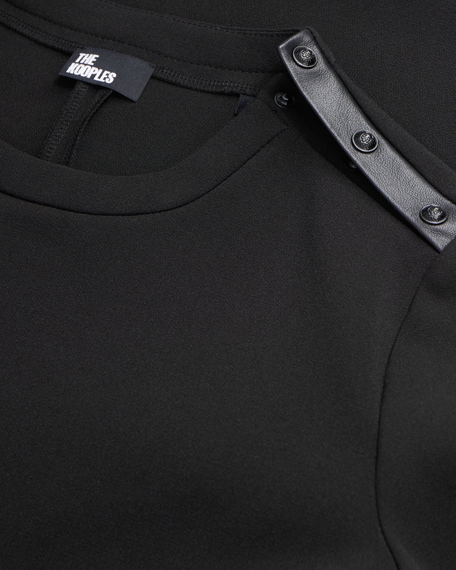 Kurzes Kreppkleid mit Lederdetails, BLACK, hi-res image number null
