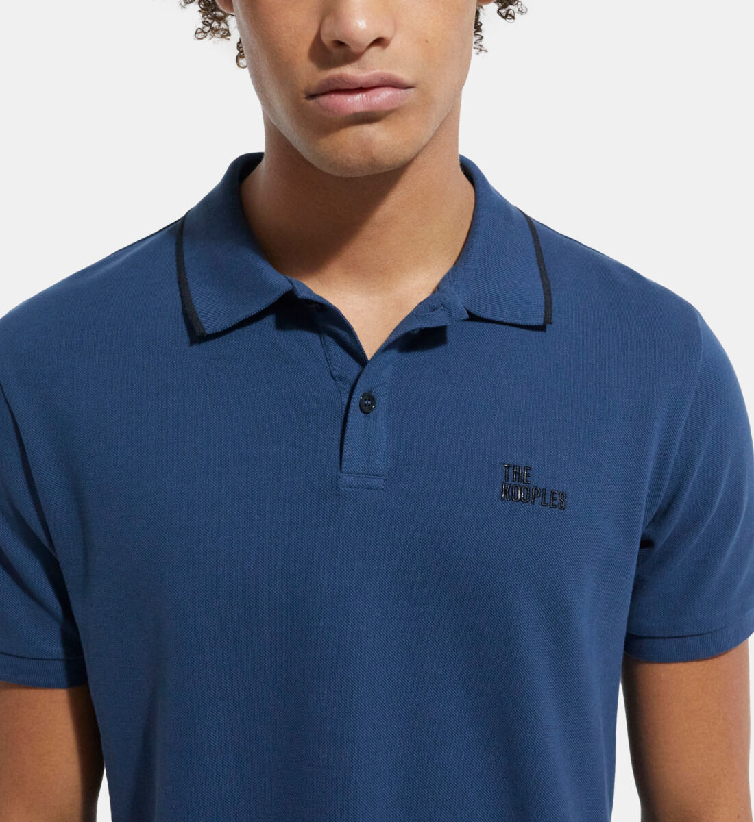 Camisa polo azul shop oscuro
