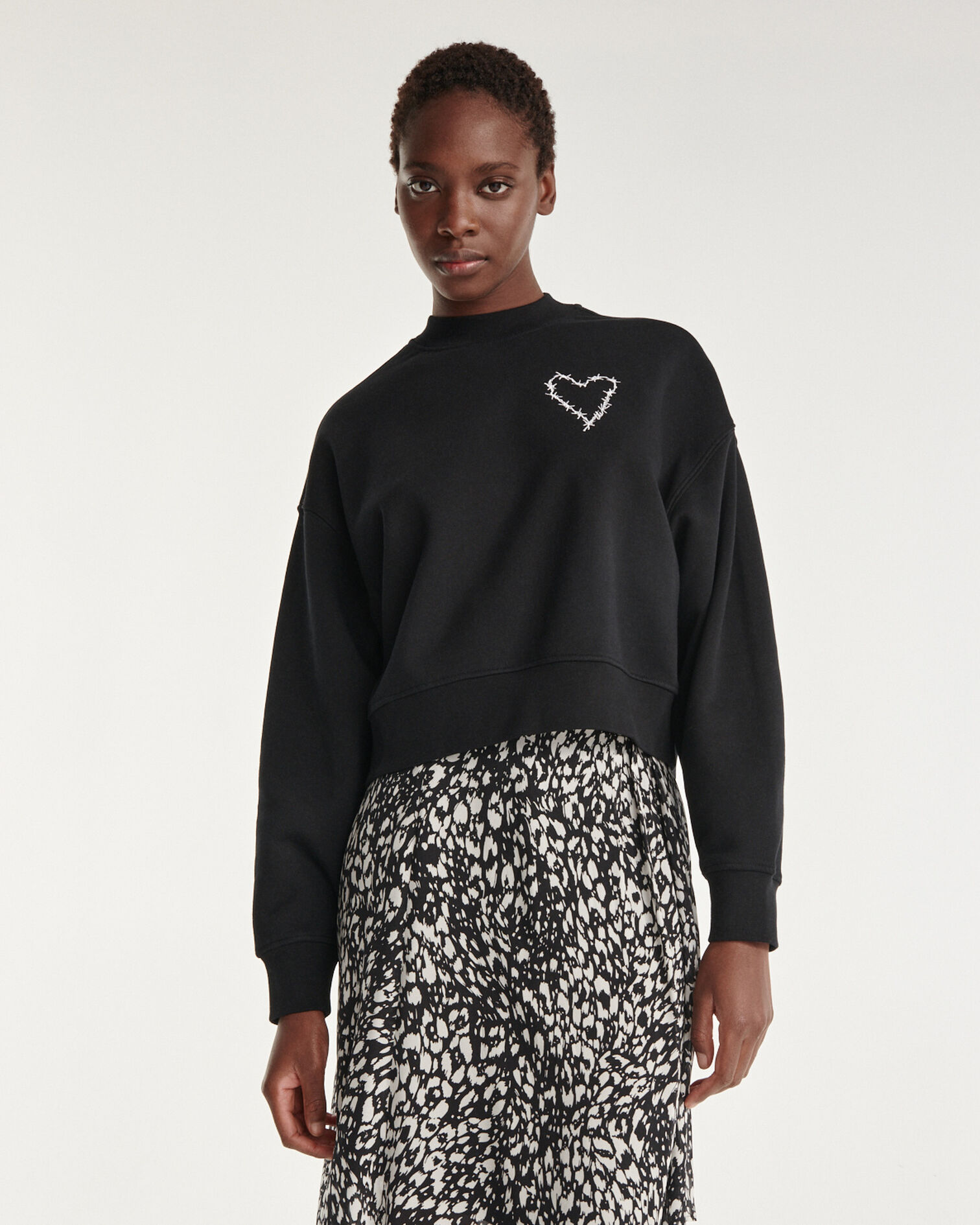 Short black sweatshirt with barb wire heart, BLACK, hi-res image number null