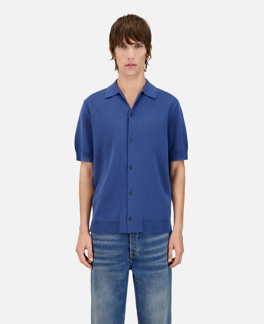 blaues, kurzärmeliges hemd aus strick
