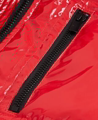 The Kooples DAMEN RED rote oversize-daunenjacke aus vinyl mit riemchen und the kooples-logo