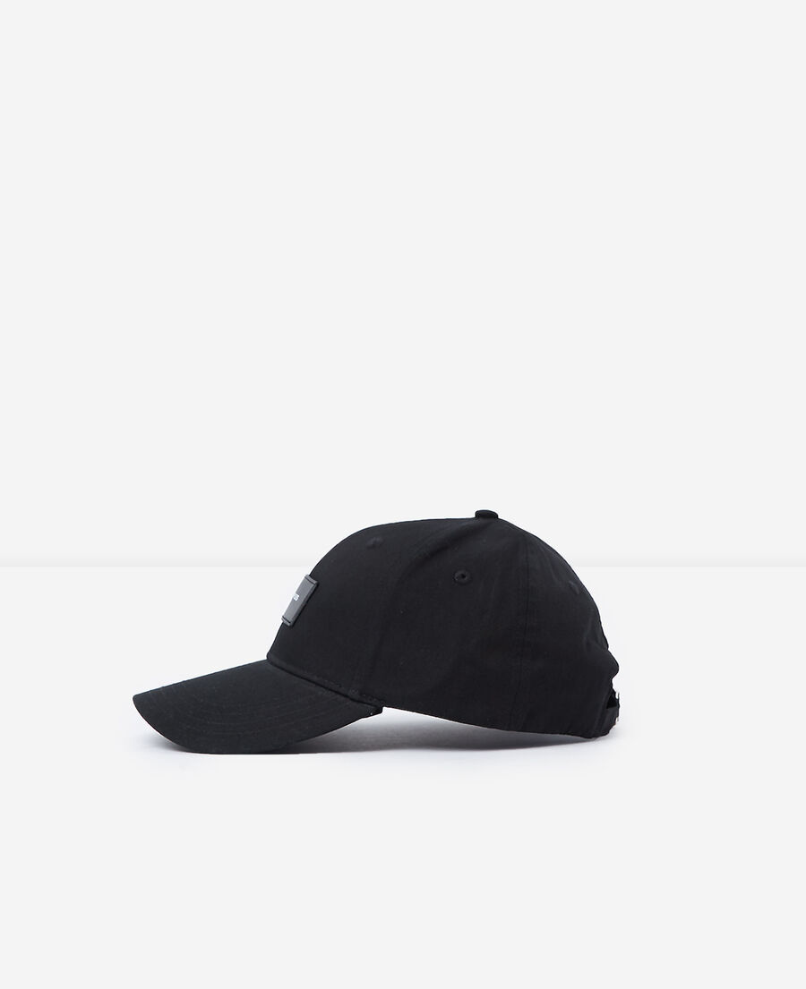 gorra negra con parche con logotipo