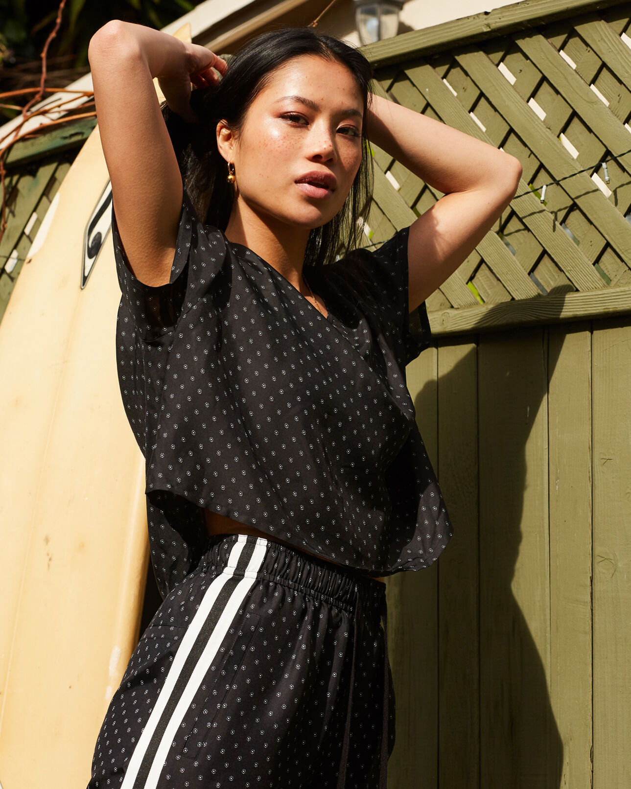 The Kooples MUJER BLACK-ECRU top negro de seda con estampado floral y banda en contraste