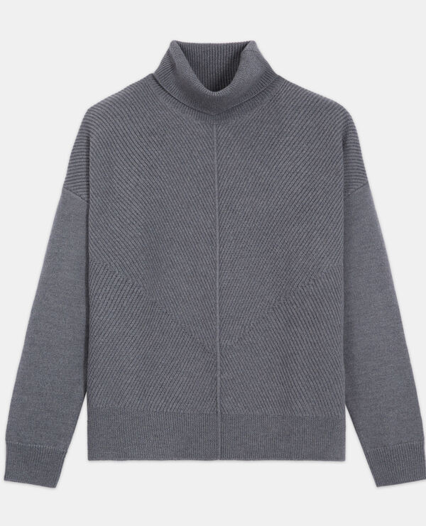 grauer wollpullover