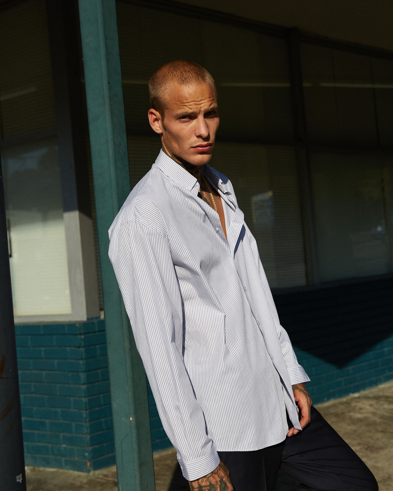 The Kooples HOMME BLACK WHITE chemise oversized coton rayée bleue et blanche