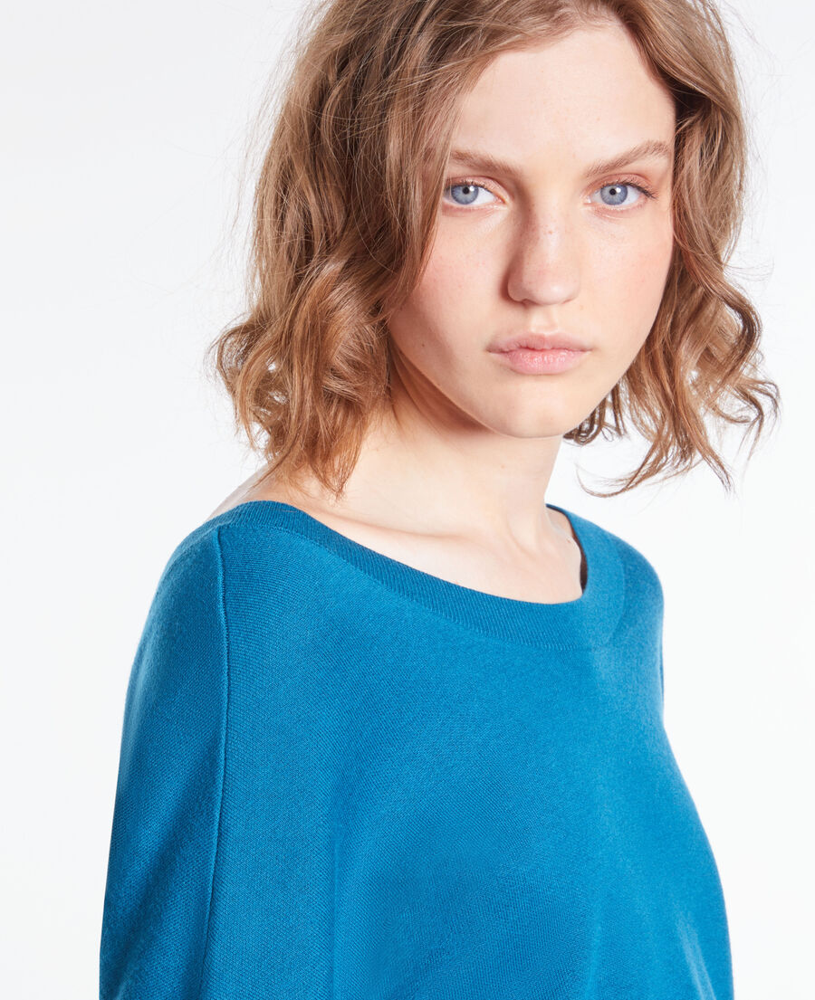 pull bleu avec boutonnage dans le dos