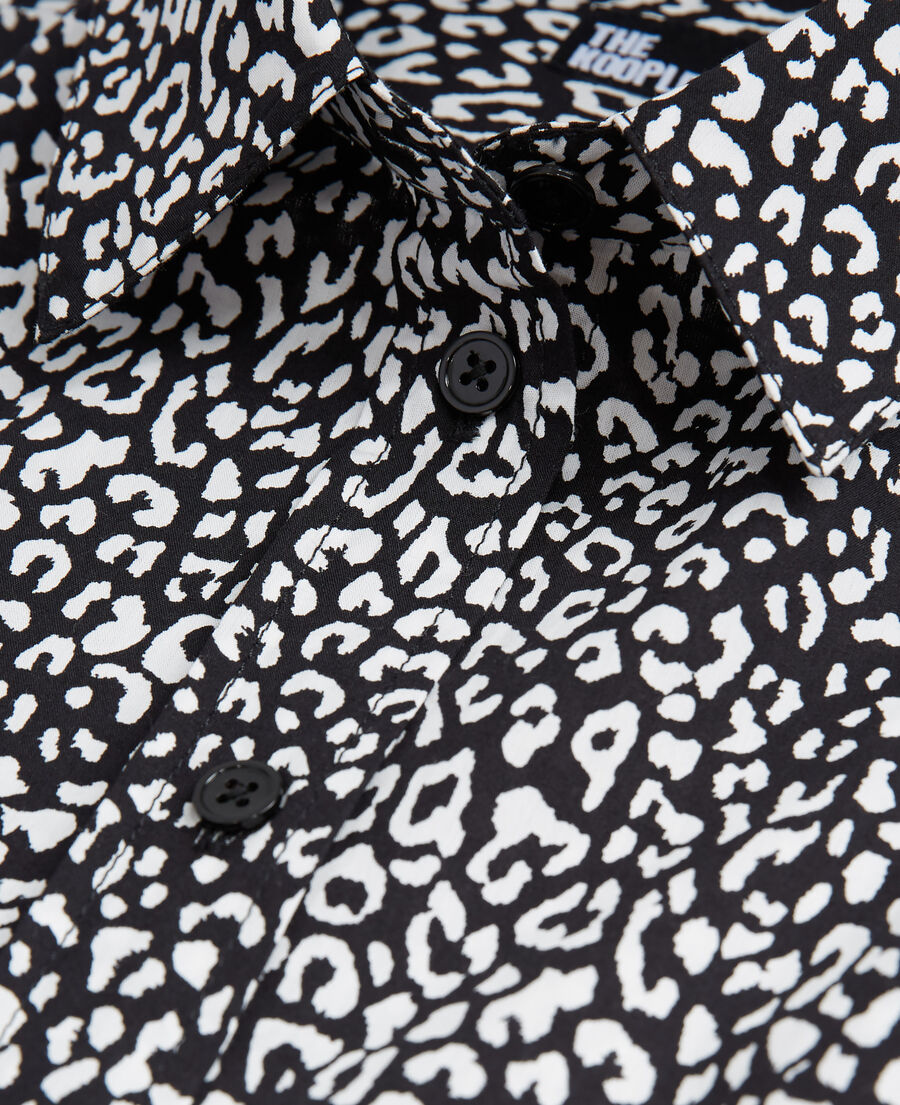 schwarzes hemd mit leopardenmuster
