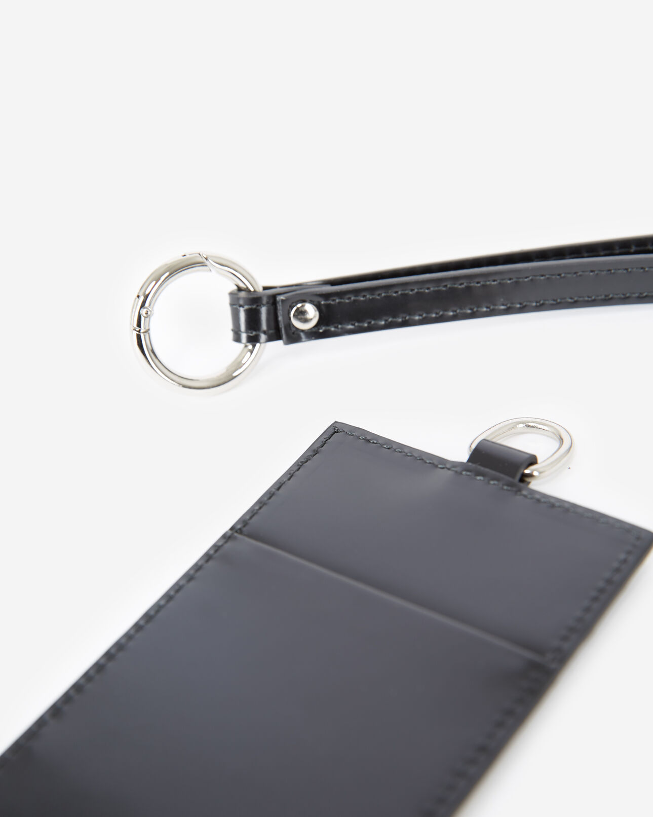 The Kooples DAMEN BLACK schwarzes kartenetui aus leder mit riemen