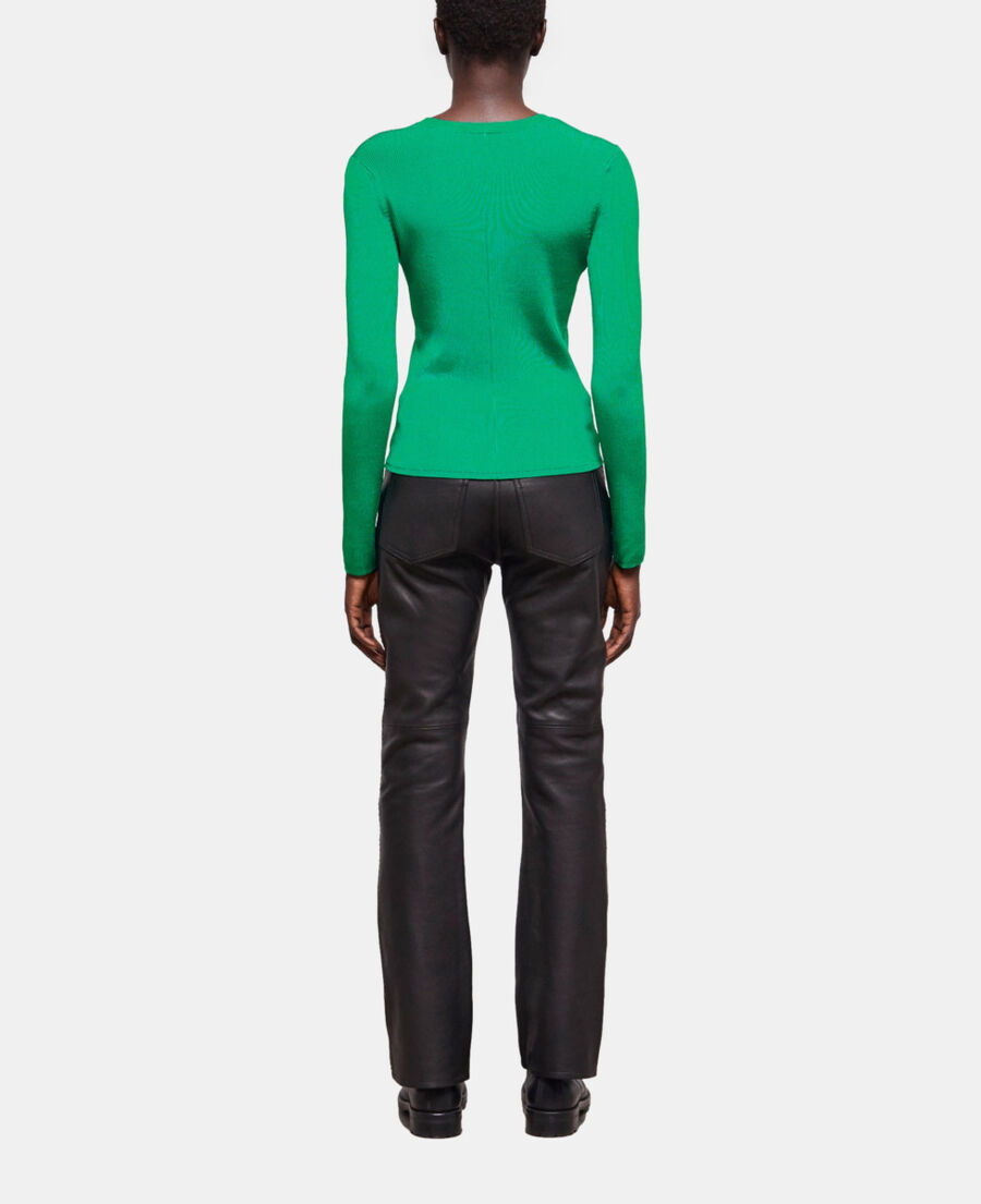 grüner, eng anliegender pullover