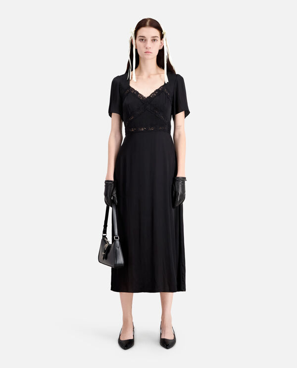 robe longue noire avec détails en dentelle
