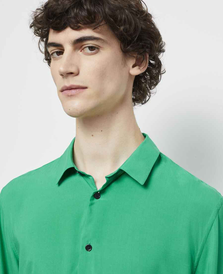 grünes hemd mit klassischem kragen