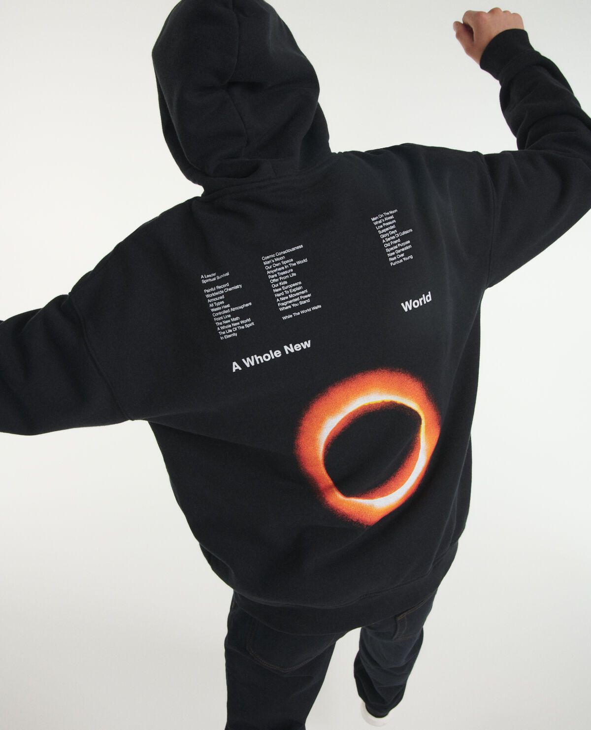 Sweat a capuche ecriture dans le dos 2025