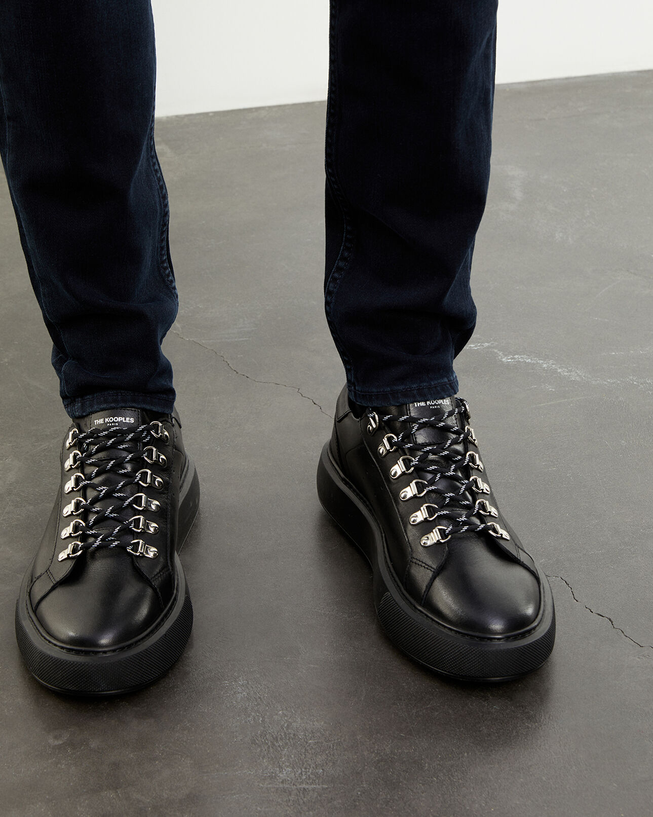The Kooples HOMME BLACK baskets compensées noires cuir à œillets
