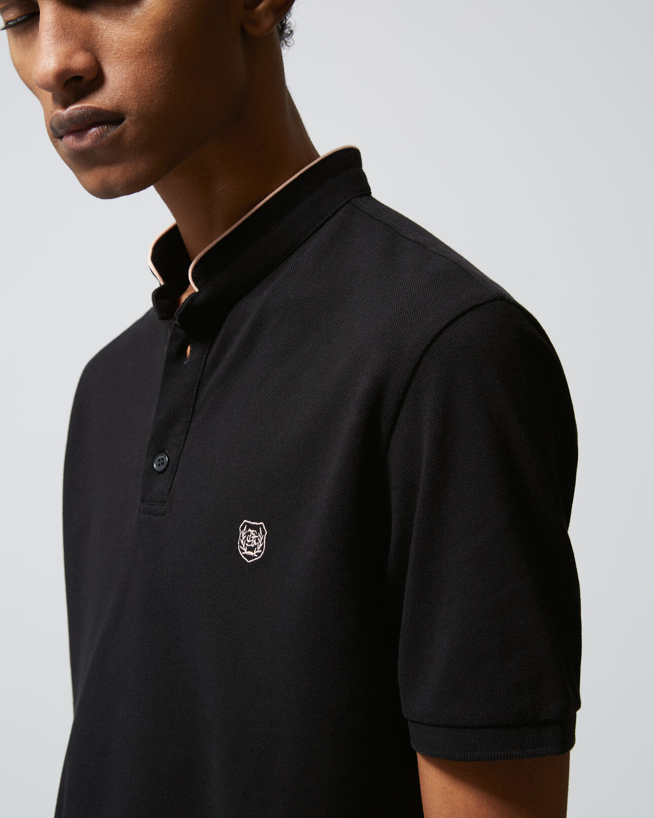 The Kooples HOMME BLACK / PINK CORAIL polo noir à col officier