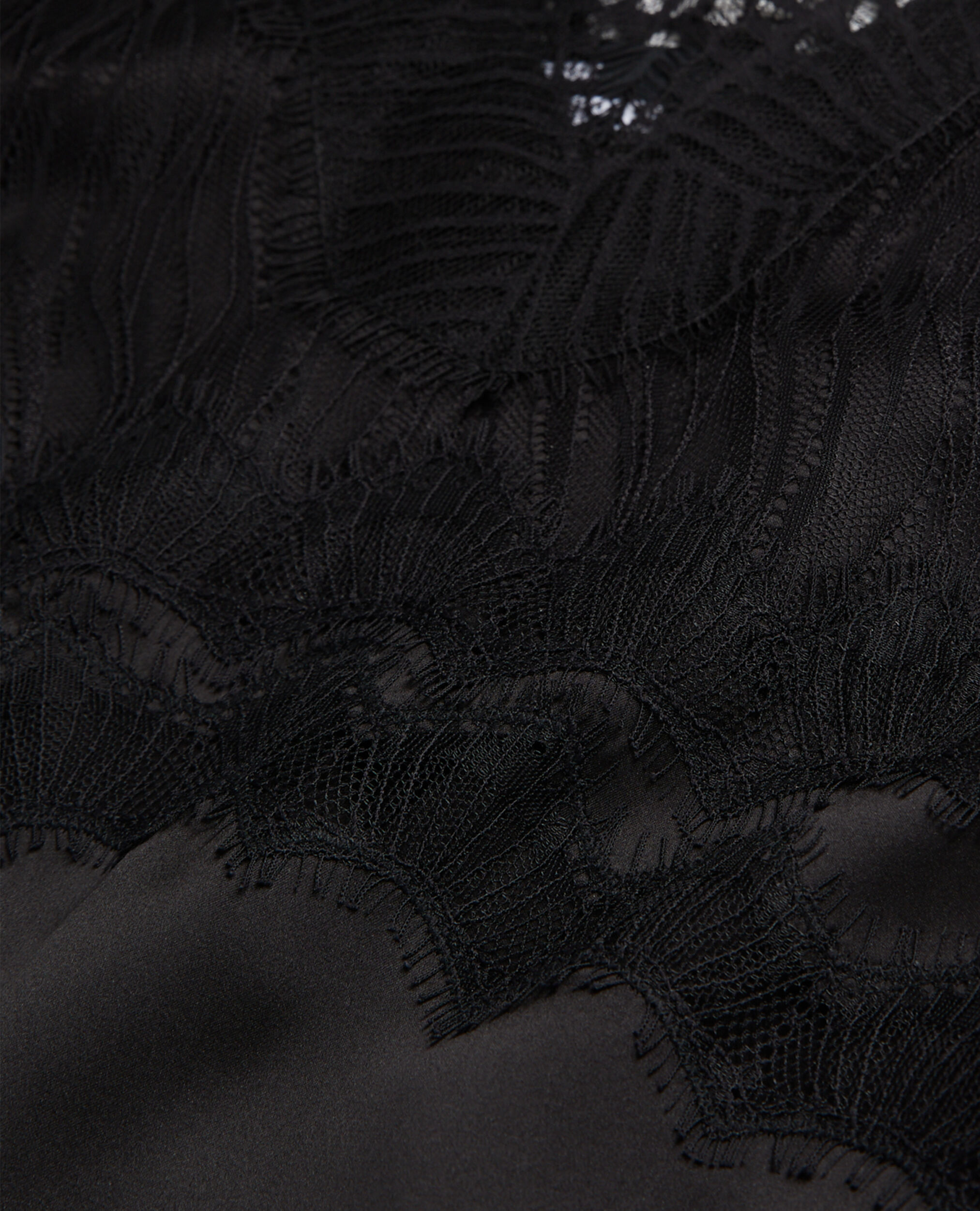 Robe nuisette longue en soie noire avec détails en dentelle, BLACK, hi-res image number null