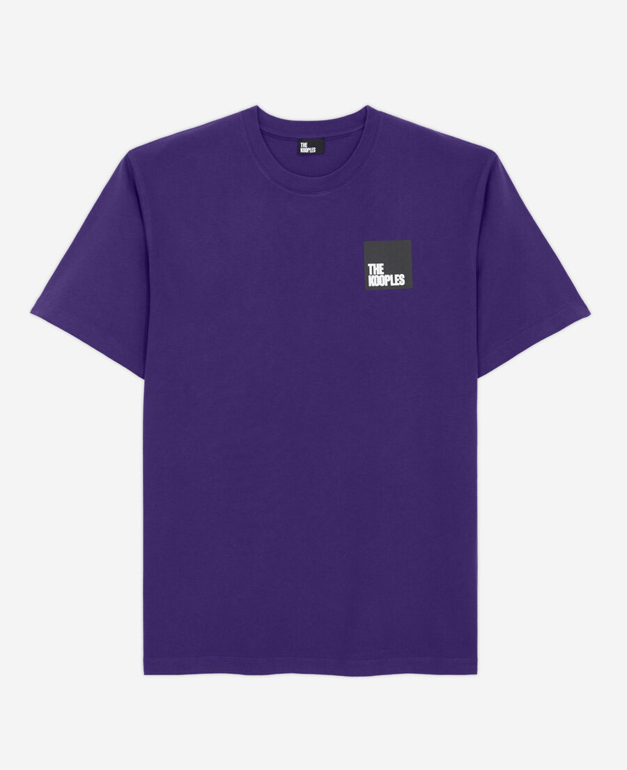 lilafarbenes t-shirt mit logo