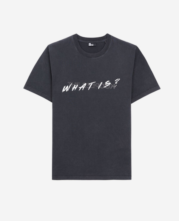 schwarzes t-shirt mit „what is“-schriftzug