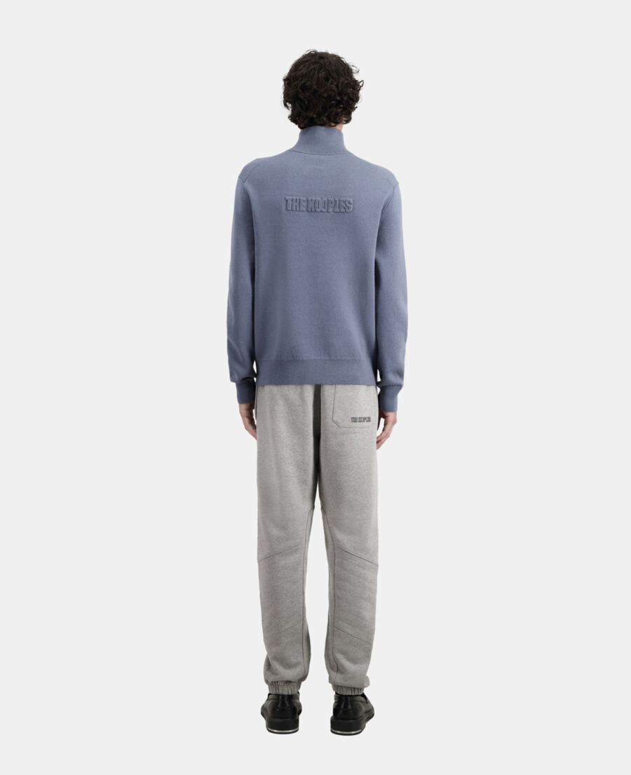 pull bleu avec logo debossé